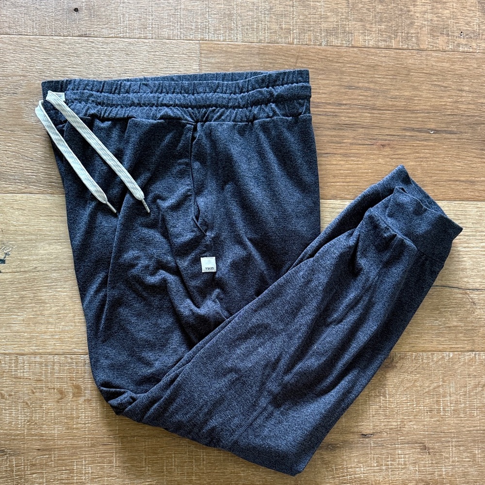 vuori dark gray/black joggers.